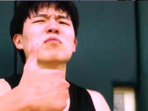 易速宝 杨瀚森自信一幕! 进半场神奇三分为自己竖起大拇指 用英文说完美